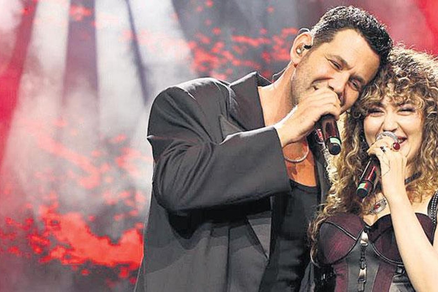 Şener'in Unutulmaz Konseri: Sanatçıların Düetleri ve Duygusal Anlar