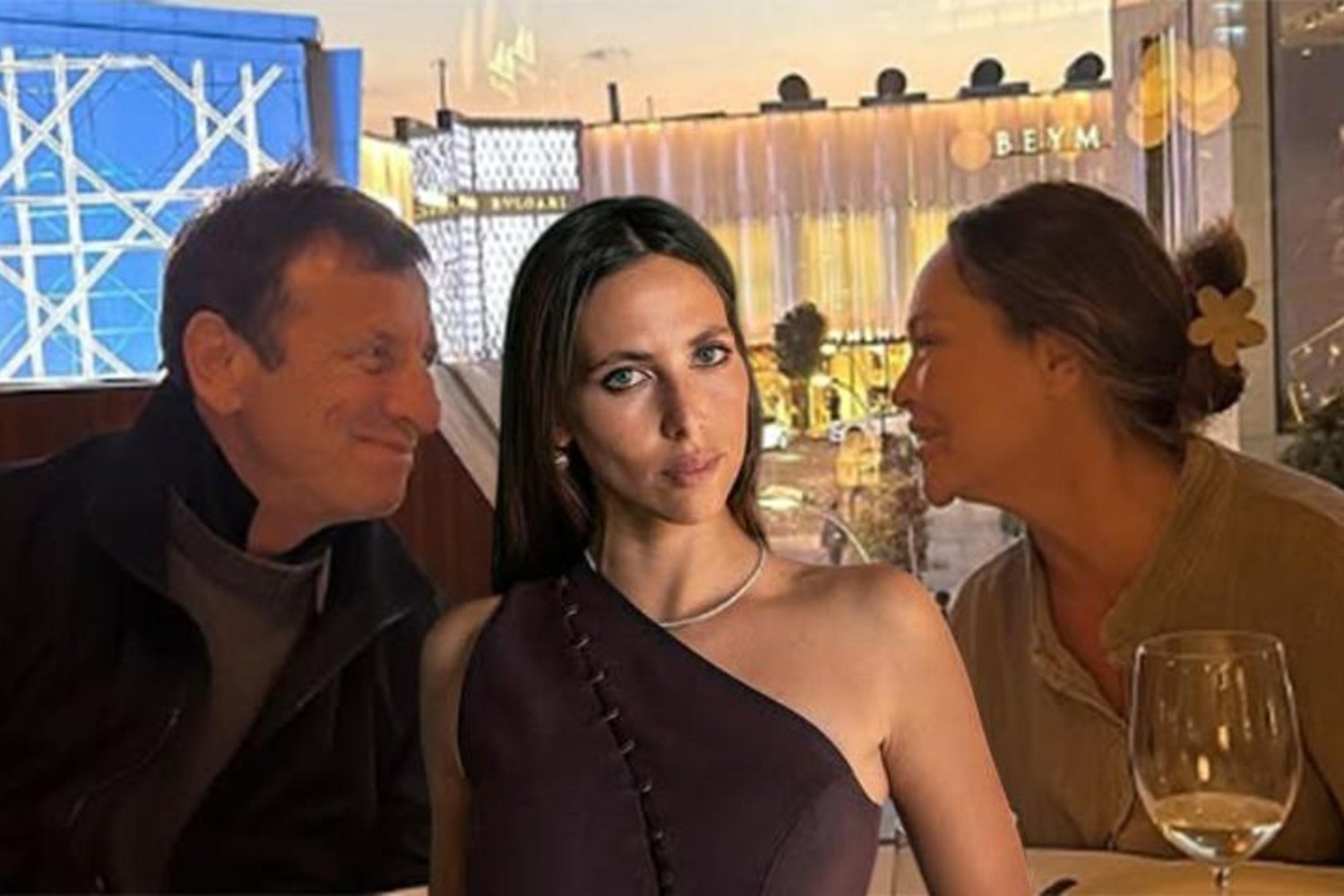 Zehra Çilingiroğlu Anneleri Hülya Avşar ve Babası Kaya Çilingiroğlu ile Yeni Aile Fotoğrafını Paylaştı