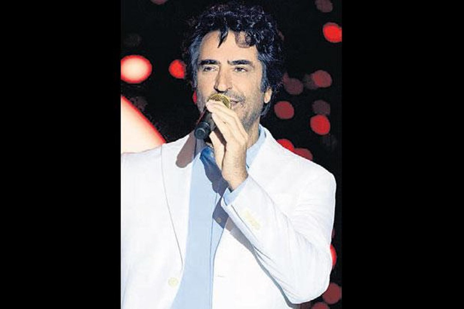 Şıklığın ve Enerjinin Buluştuğu Sahne Performansı: Kırmızıgül Büyük Beğeni Topladı