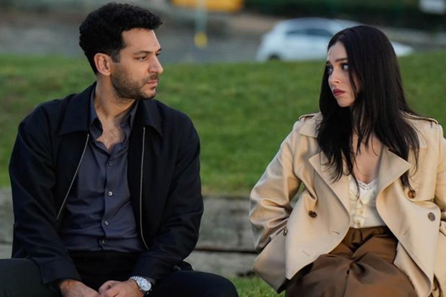 Güller ve Günahlar Zirvede: Murat Yıldırım ve Cemre Baysel'i Buluşturan Dizi Rekorları Kırıyor!
