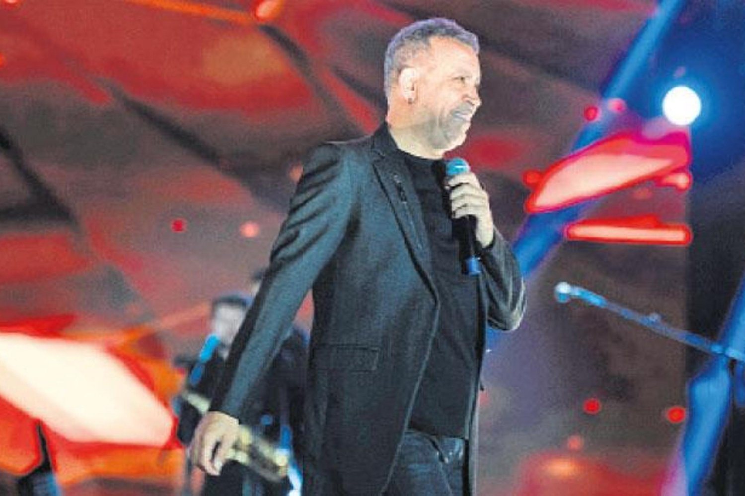 Türk Sanatçı Levent Geniş Repertuvarıyla Sahne Şovunu Sürdürüyor