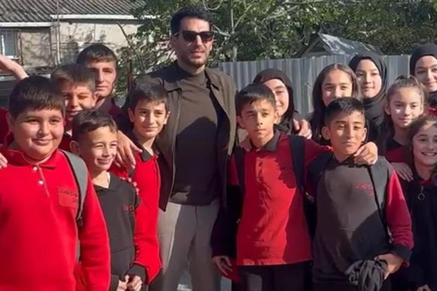 Güller ve Günahlar Dizisi Setine Çocuklar Akın Ediyor, Murat Yıldırım Sevgiyle Karşılık Verdi