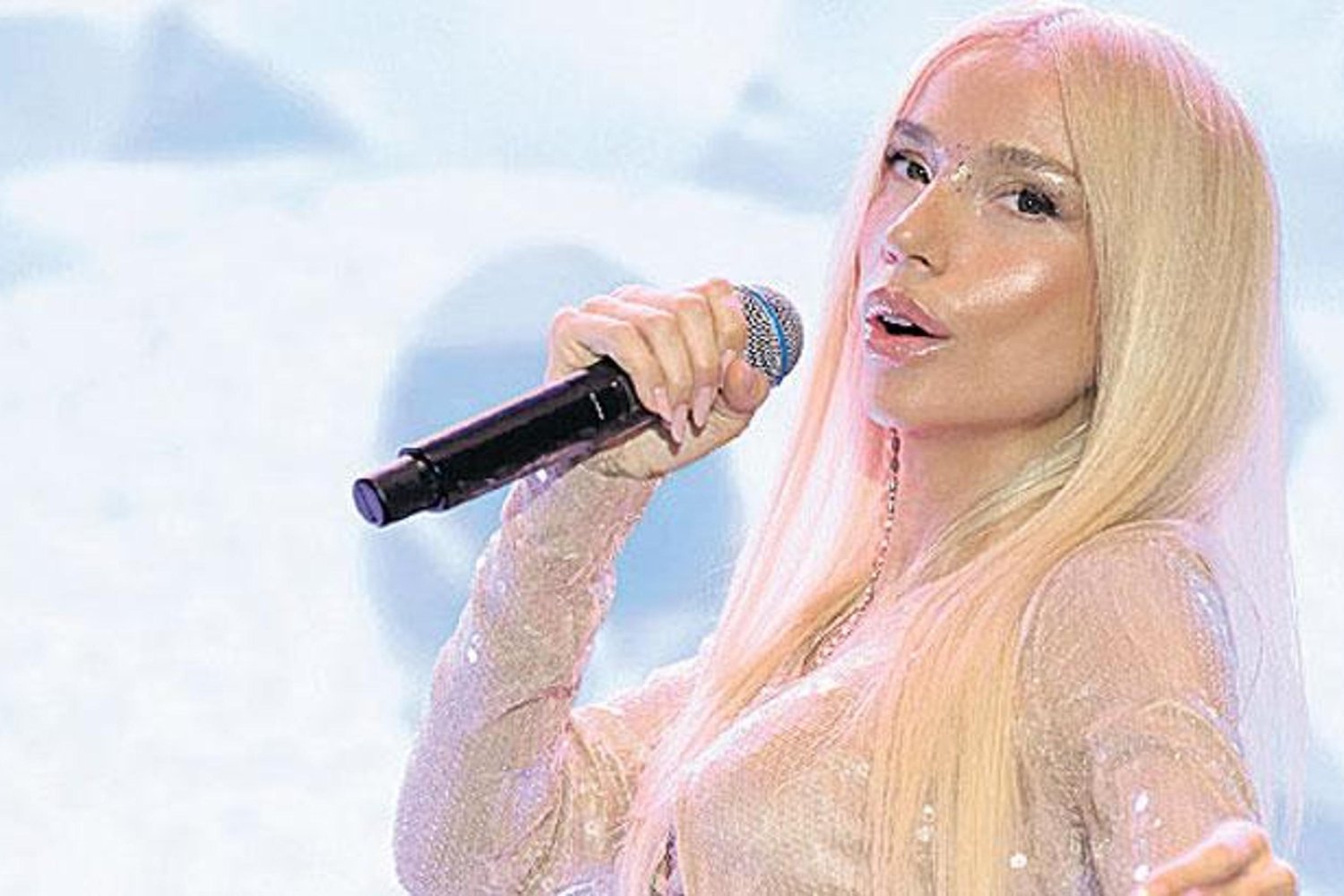 Moda Haberleri: Şarkıcı Beyaz ve Cesur Tasarımıyla Göz Kamaştırdı