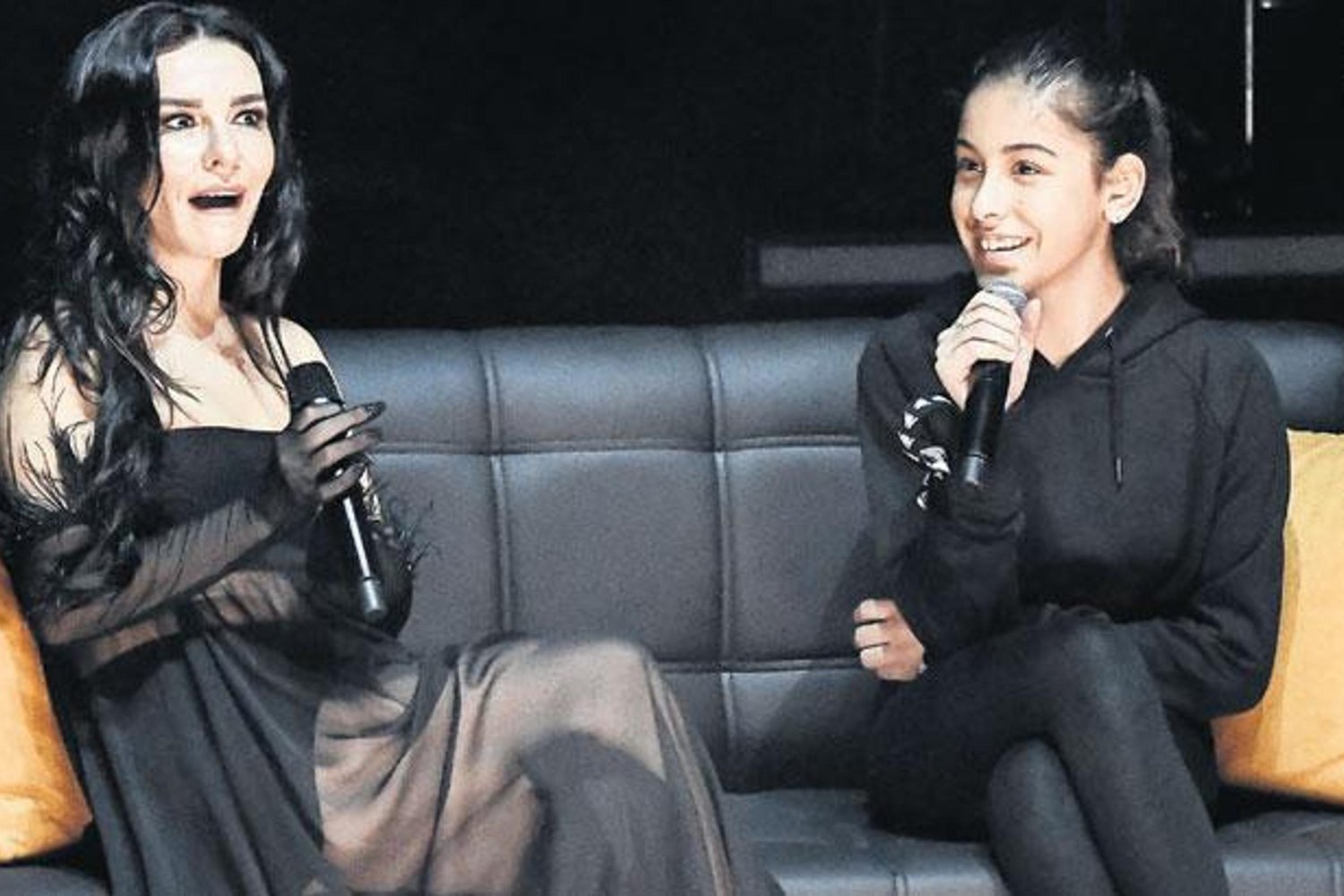 Müzik Gecesinde Sürpriz Düet: Hopalı Asya ile Birlikte 'Değmesin Ellerimiz'