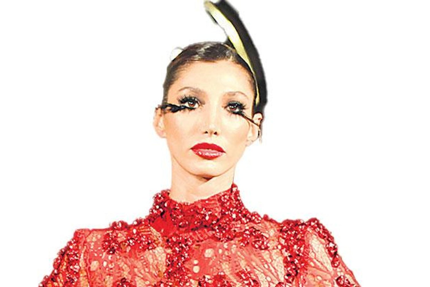 Moda Haberleri: Modelin Kırmızıyla Büyüleyen Sahne Dünyası