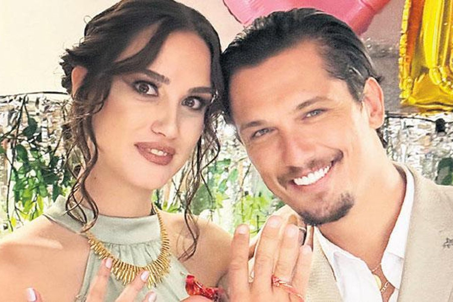 Aile Arasında Sade Törende Yüzük Takımıyla Mutluluklarını Paylaştılar