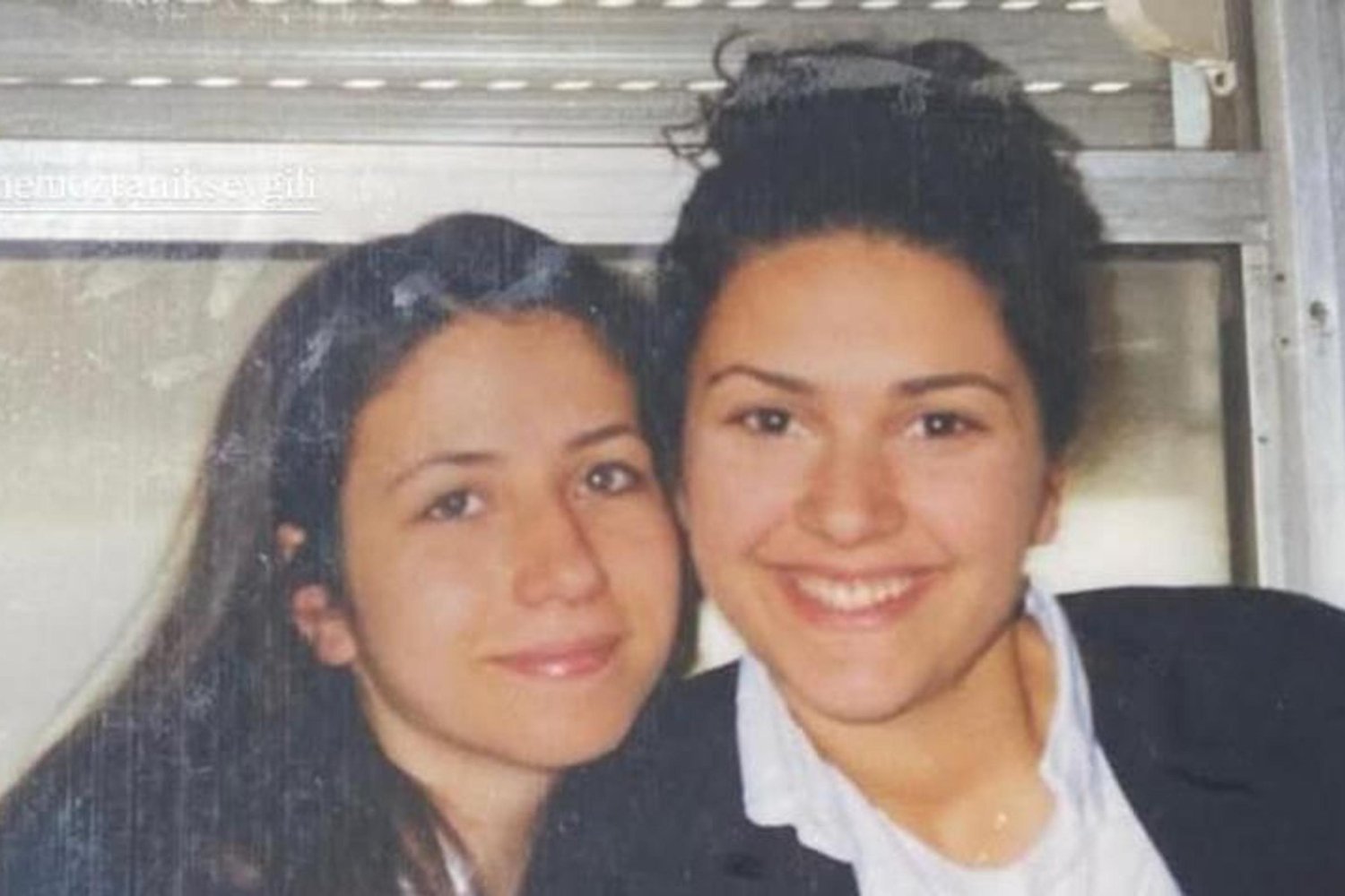 Bergüzar Korel'den Gençlik Pozları Zaman Yolculuğuna Çıkardı