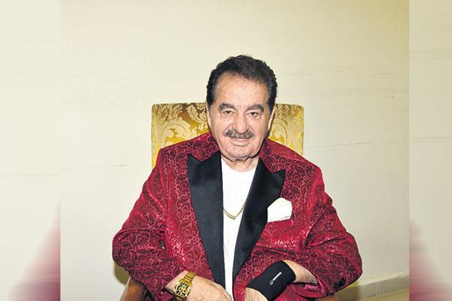 Hülya Avşar’ın Fabrikasından Gelen İlginç Hediyeyle Dikkat Çekti