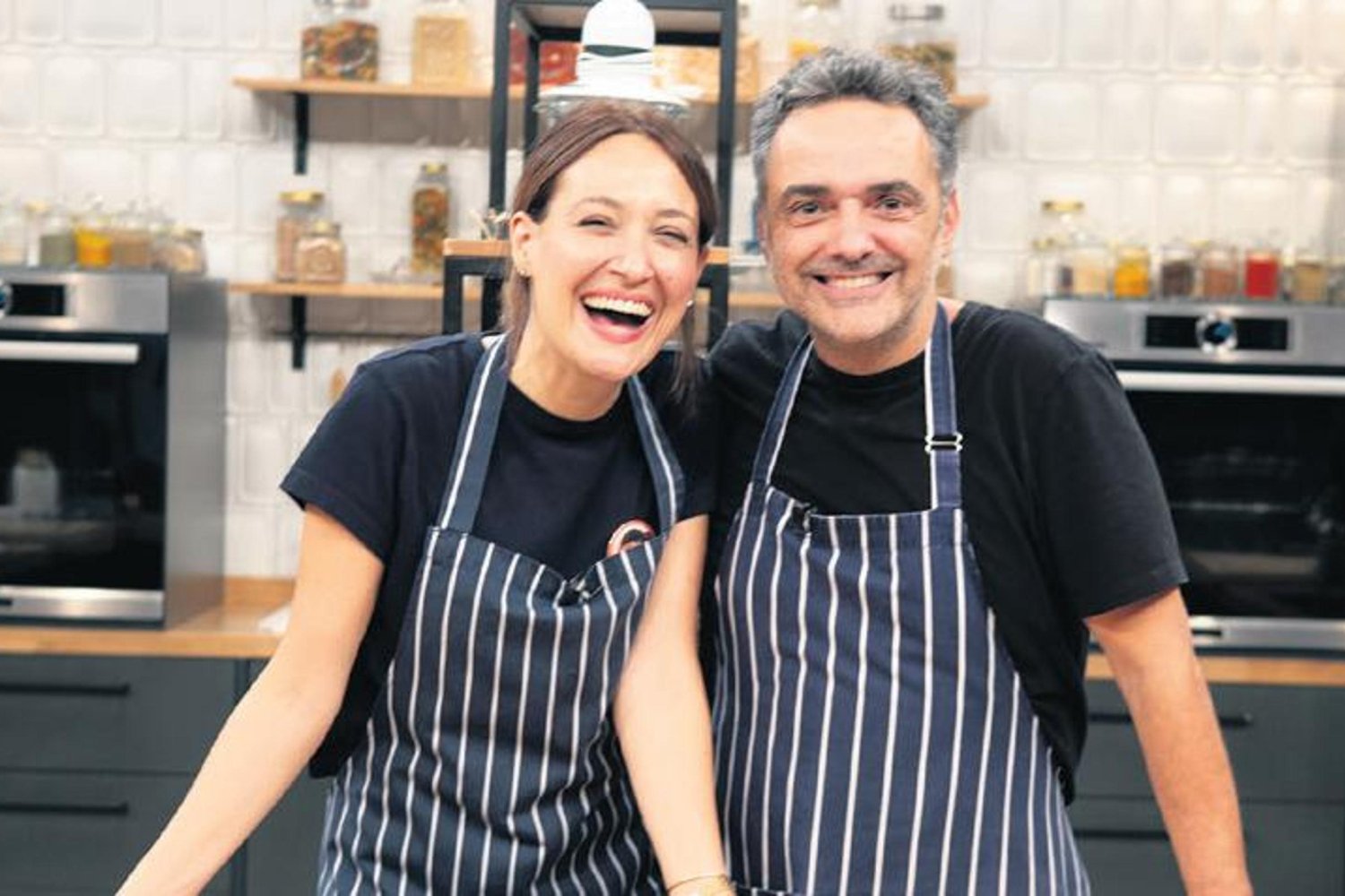 Arda Türkmen'le Mutfakta Güldüren Anlar: Özay Pamuk Şekerli Tart Yaparken Kahkaha Tufanı