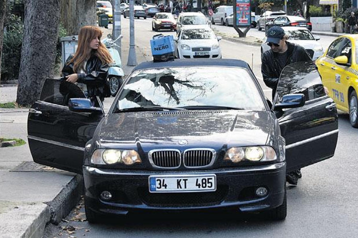 Duyarlı Ünlü Ural Sokak Kedilerini Besledi