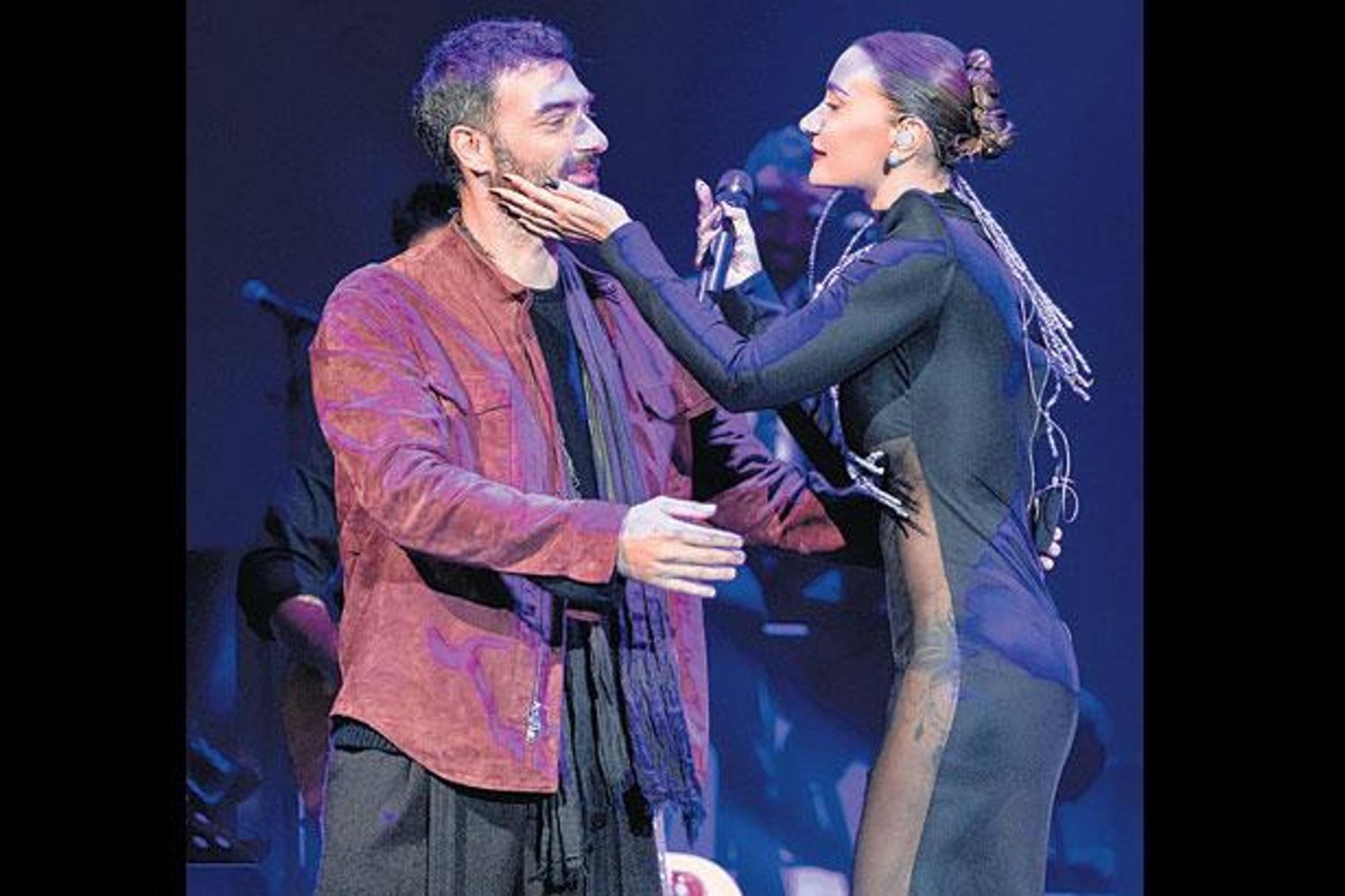 Güntaç Özdemir’den Yeni Versiyonla ‘Sevişmeden Uyumayalım’ Hareketli Performans