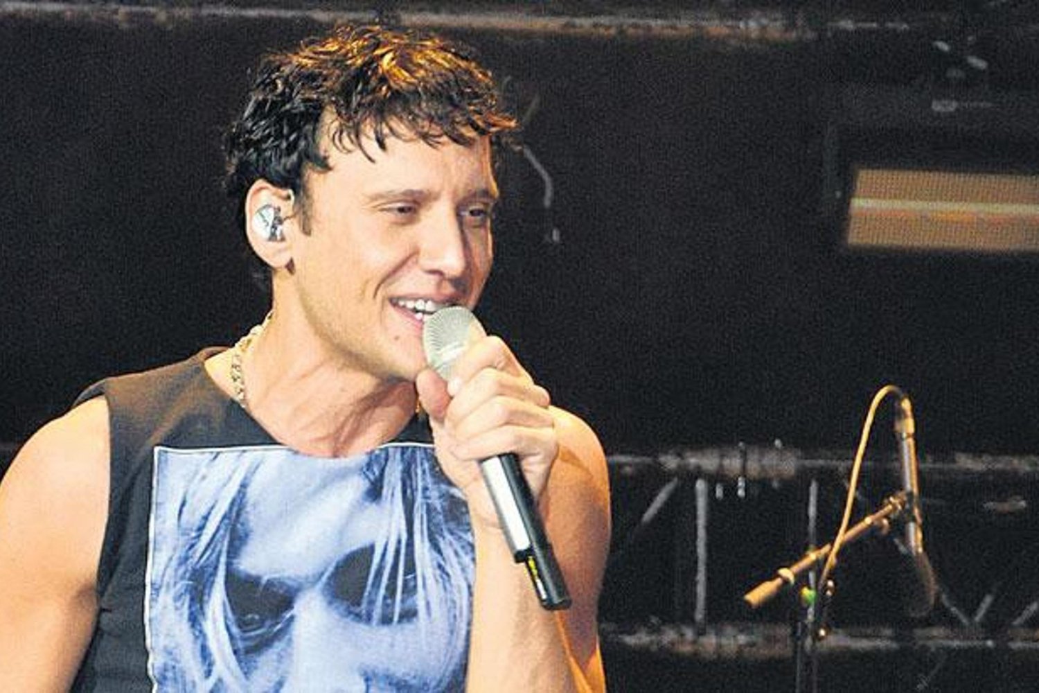 Şarkıcı 'Martılar' Şarkısı Sırasında Gözyaşlarını Zapt Edemedi!