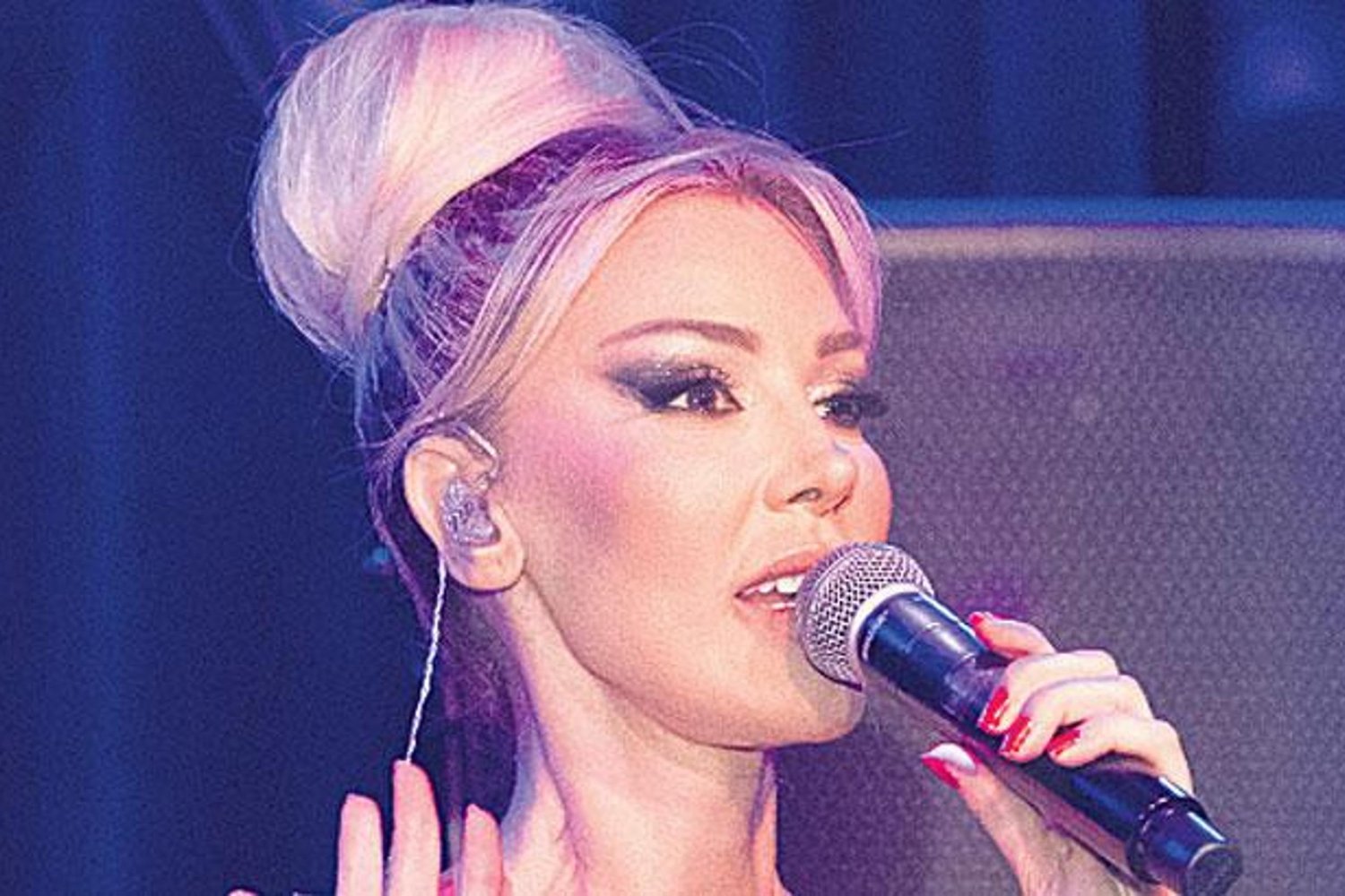 Moda ve Güzellik: Edis'in Transparan Kıyafeti Eleştirisi ve Dinçöz'ün Sahne Keyfi