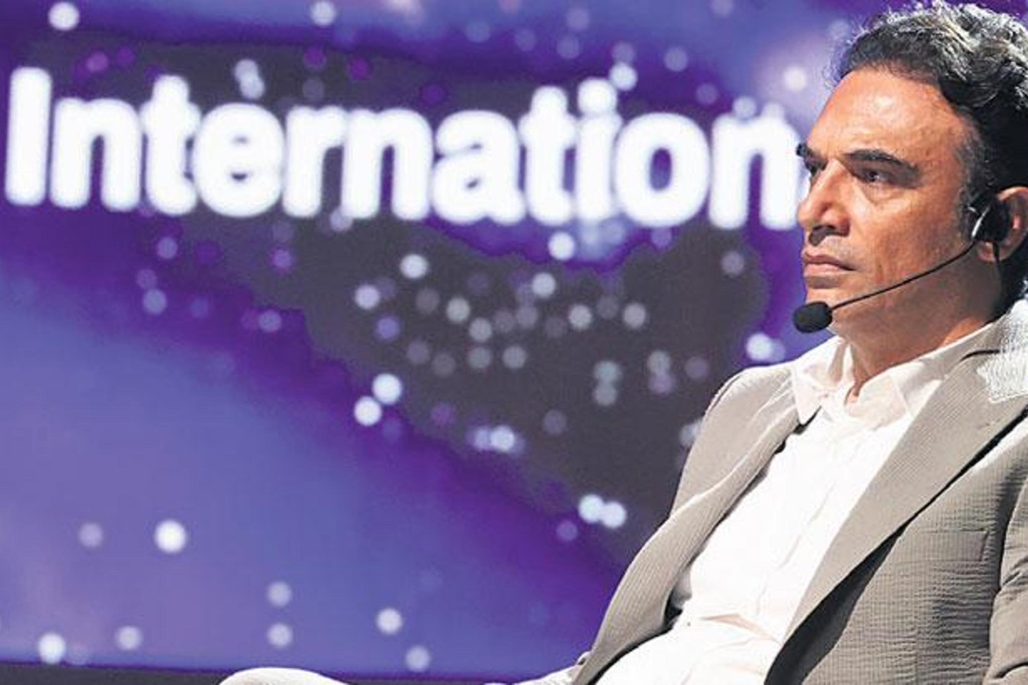 Uzaylılara İnanan Zengin Bilim İnsanı Rolüyle Dikkat Çekiyor