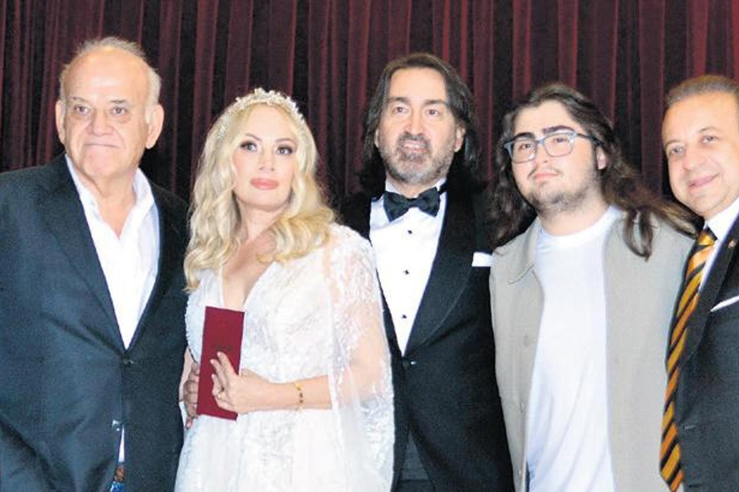 Ünlü Çift Ezgi ve Üçöz Mutluluğa Adım Attı! Düğün Tarihi Mayıs Ayında