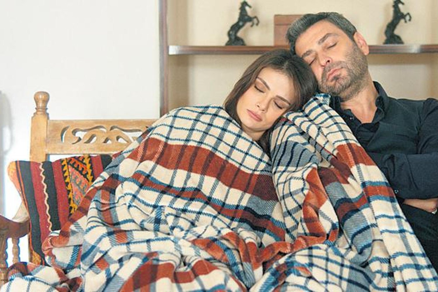 Sezen Aksu'nun 'Uzak Şehir' Dizisi İçin Yaptığı 'Çek Tetiği' Şarkısı Gündemi Salladı