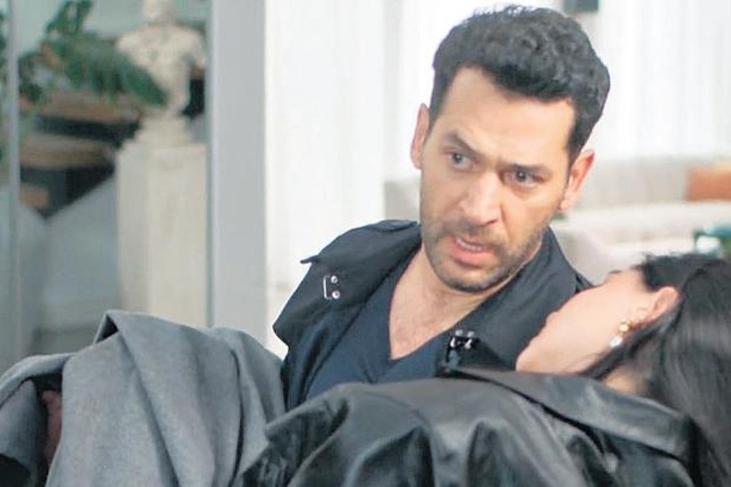 Yüksek İzlenme Oranlarıyla Zirvede: Murat Yıldırım ve Cemre Baysel’in Başrolüyle Göz Kamaştıran Dizi