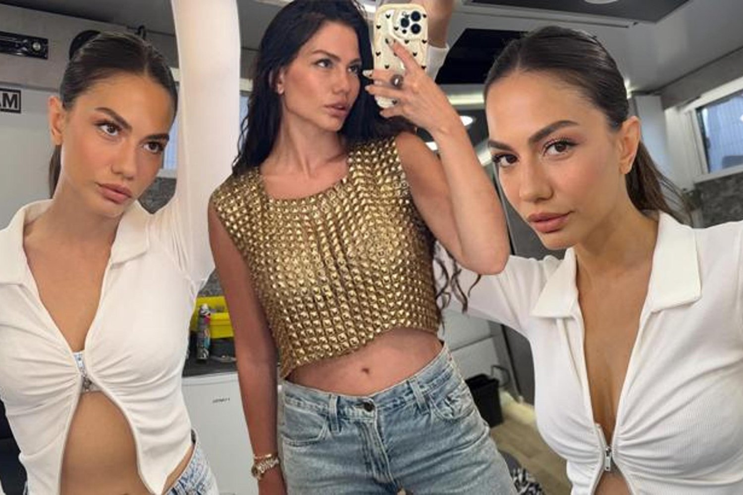 Demet Özdemir'den Dikkat Çeken Ayna Pozu: Eşref Rüya'nın Nisan'ı Moda ve Güncel Paylaşımlarla Göz Kamaştırıyor