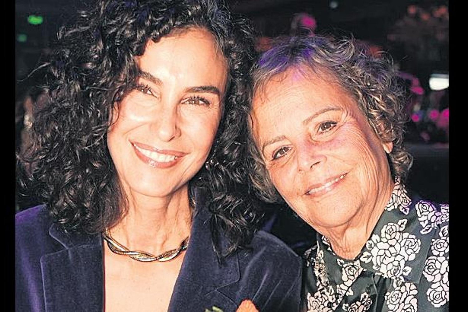 Özcan Deniz'in Konserinde Doğum Gününe Özel Pasta Sürprizi