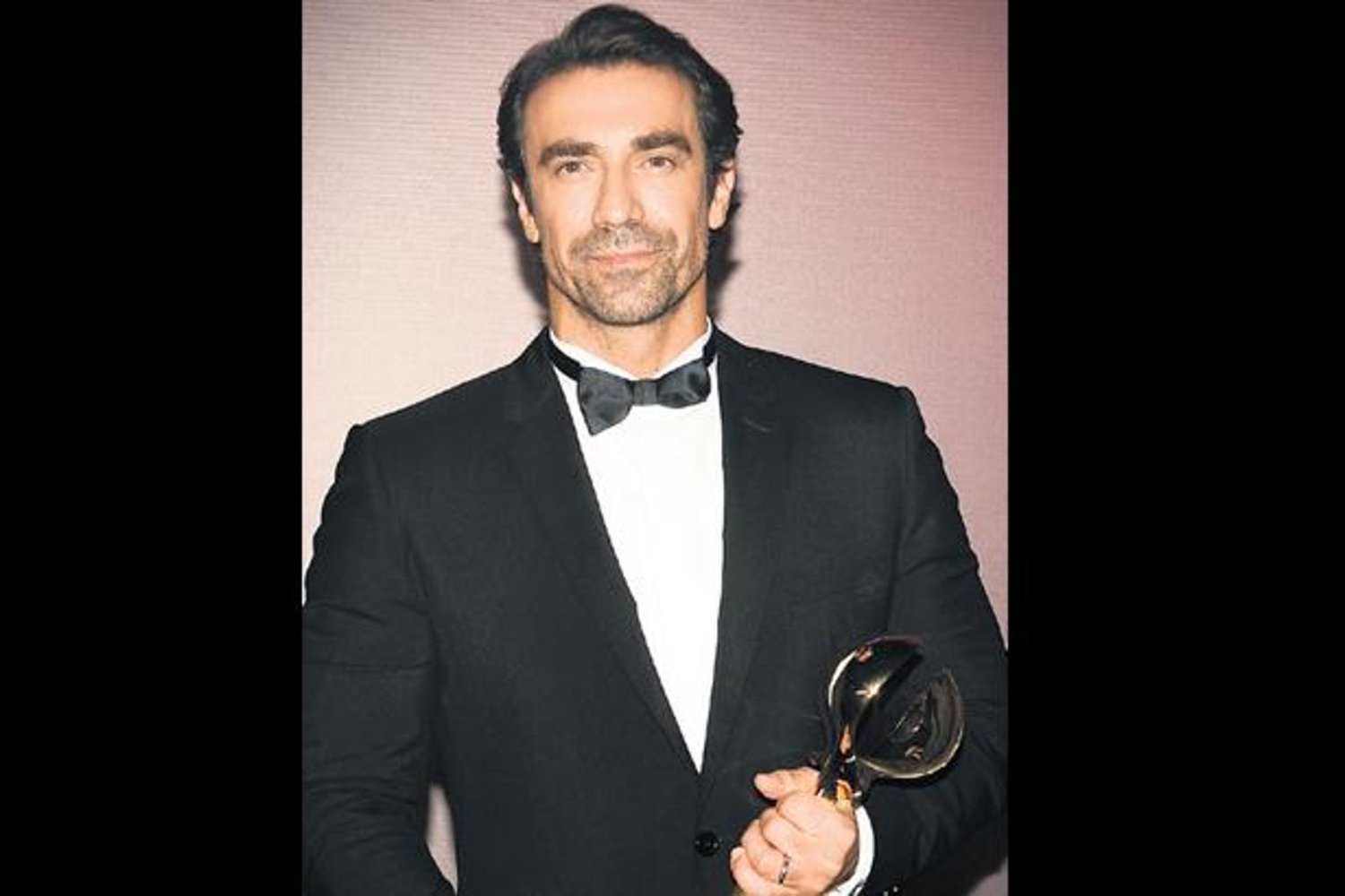 Türk Dizisi Yıldızı Çelikkol'dan Kırmızı Halı Şıklığı ve Eşine Övgü