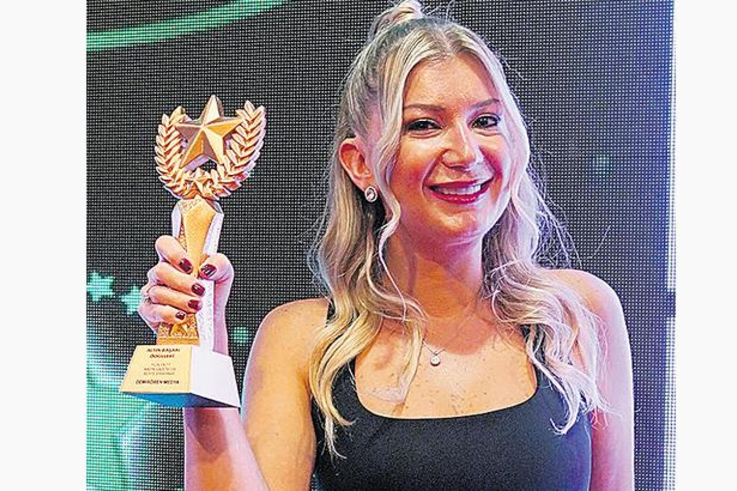 Beste Sırapınar Yılın En İyi Kadın Gazetecisi Ödülü Aldı