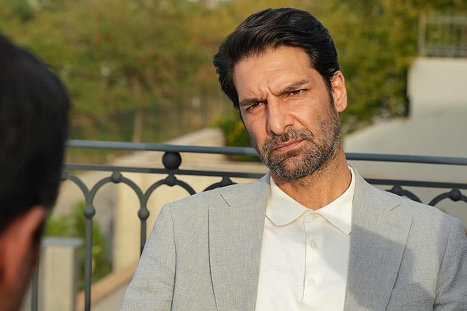 Eşref Rüya'da Çağatay Ulusoy ve Demet Özdemir'den Sette Övgü Dolu İfadeler