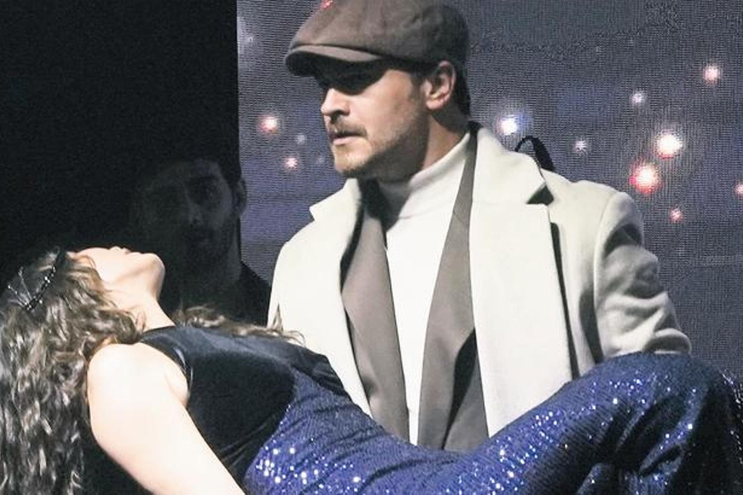 Dizi Zirvede! Eşref'in Sahnede Şarkı Söylerken Fenalaşan Nisan'a Yardım Sevgisi