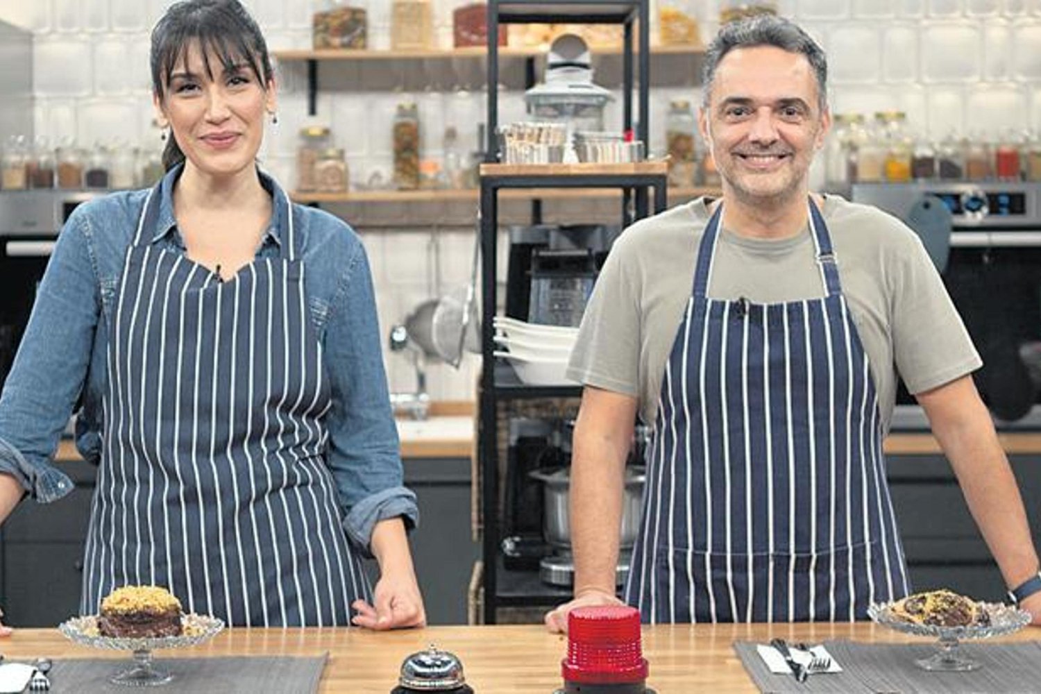 Arda Şef’in Mutfak Keyfi: Ünlü Oyuncu Krokanlı Pasta Yaparken Gülme Tüyo’ları