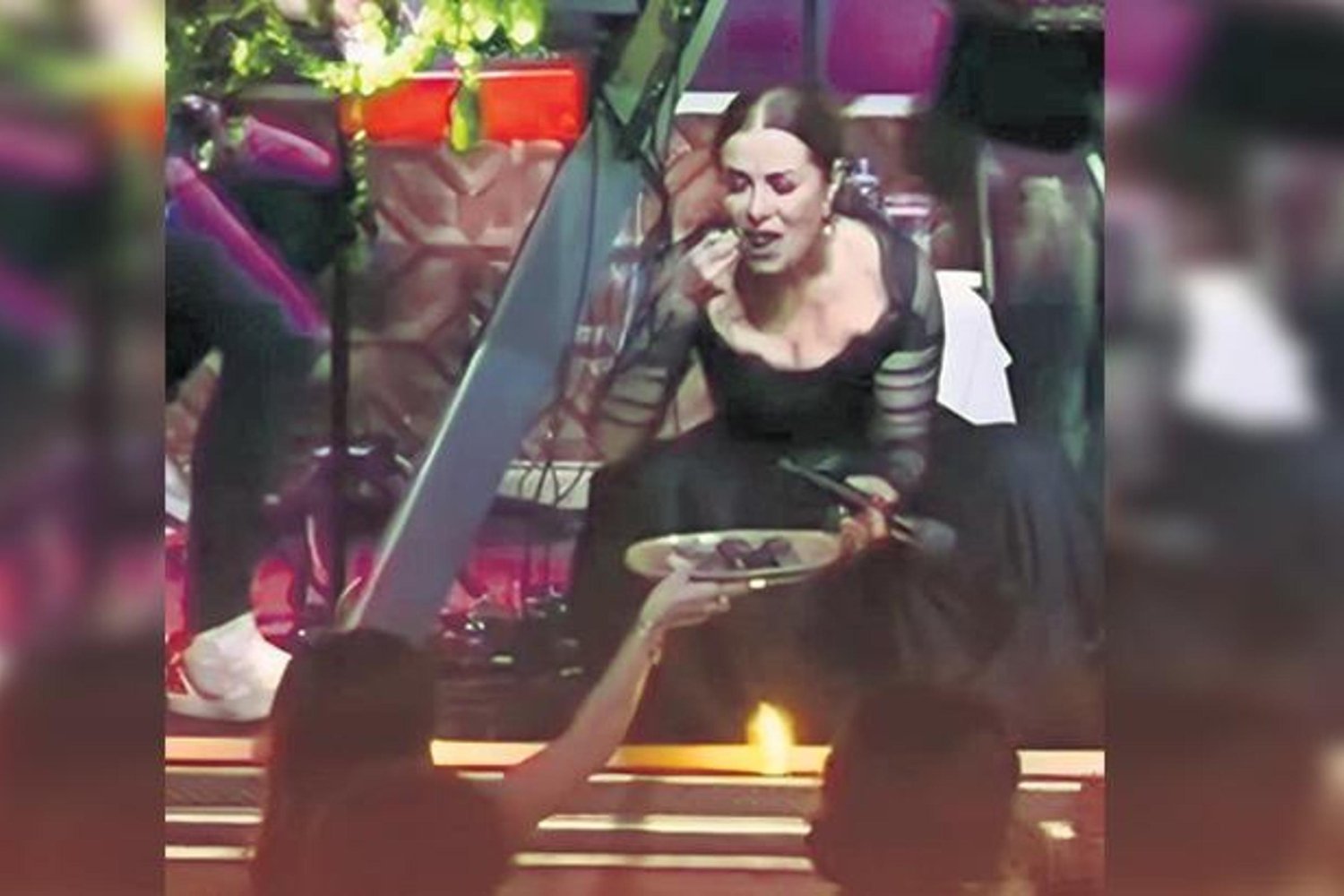 Müzikçiden Şaşırtıcı Performans: Evlilik Yıl Dönümünde Tatlı Krizi!