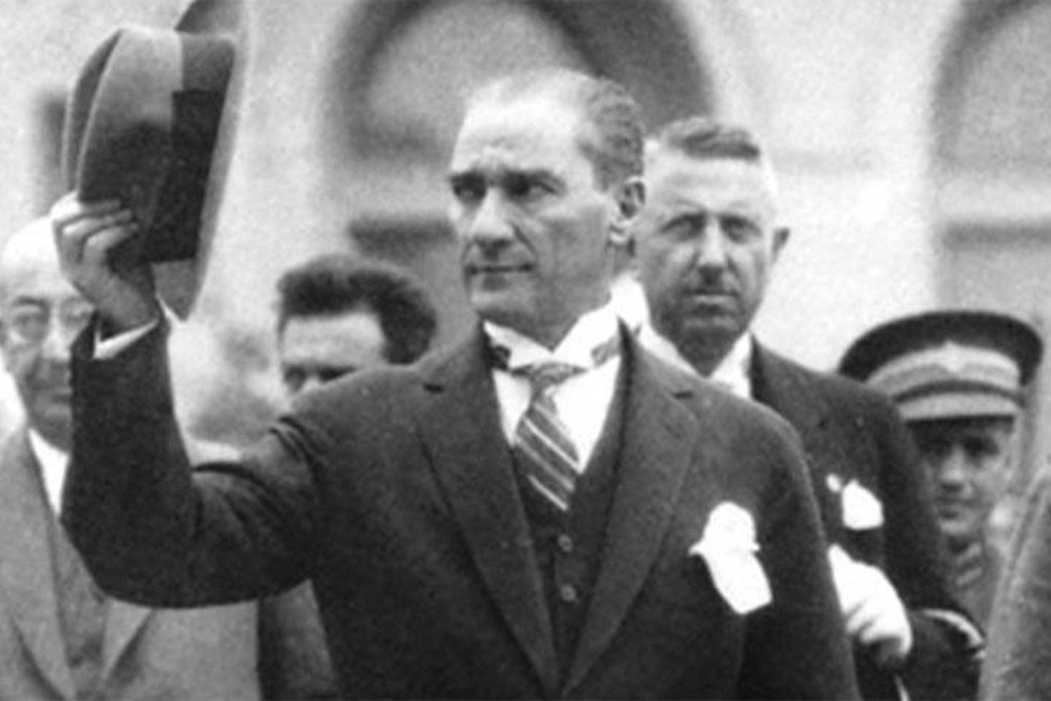 10 Kasım Atatürk Anması: Ünlü İsimler Sosyal Medyadan Mesajlar Paylaştı