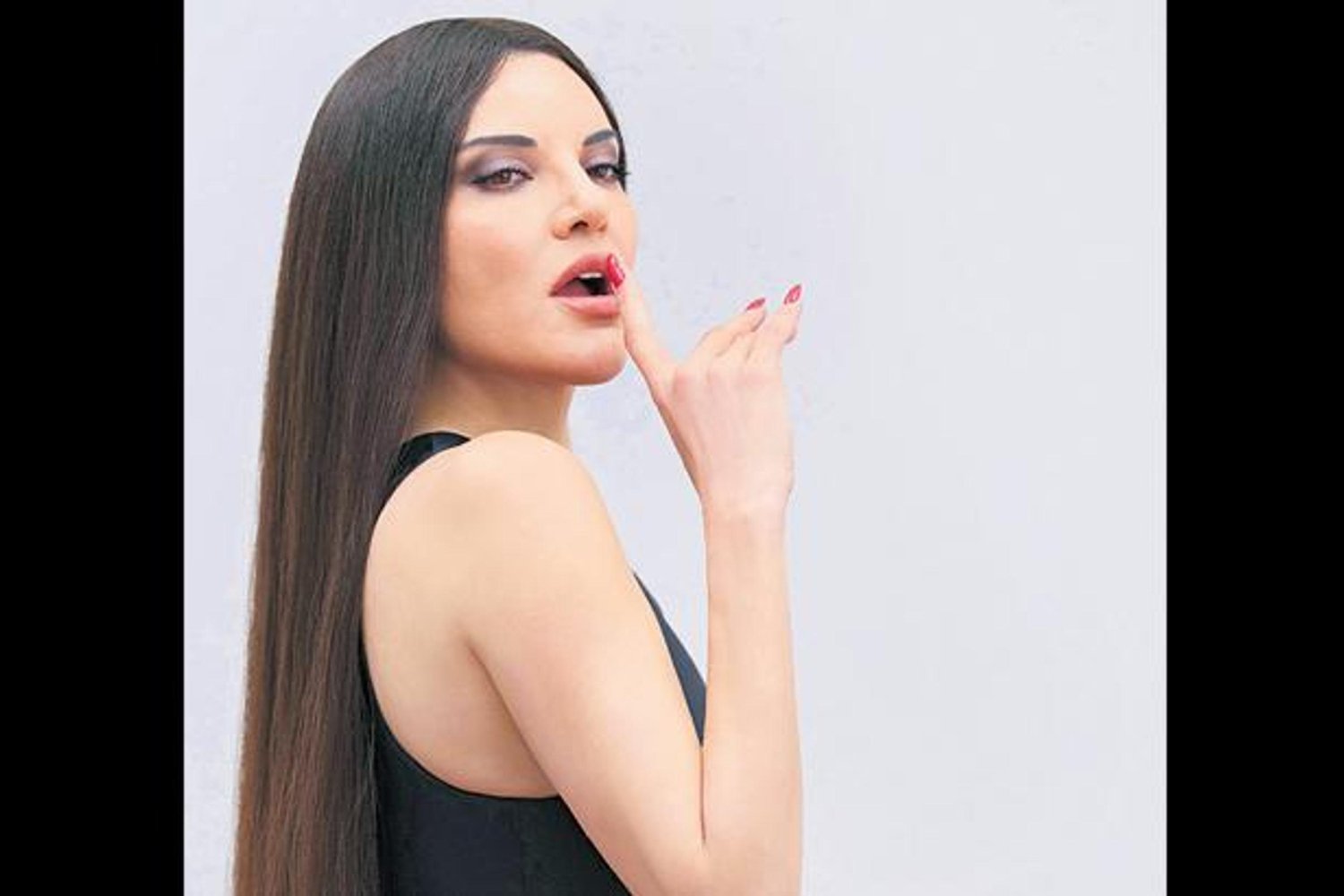 Kadına Şiddetle Mücadele için Sezen Aksu'nun performsı dikkat çekti