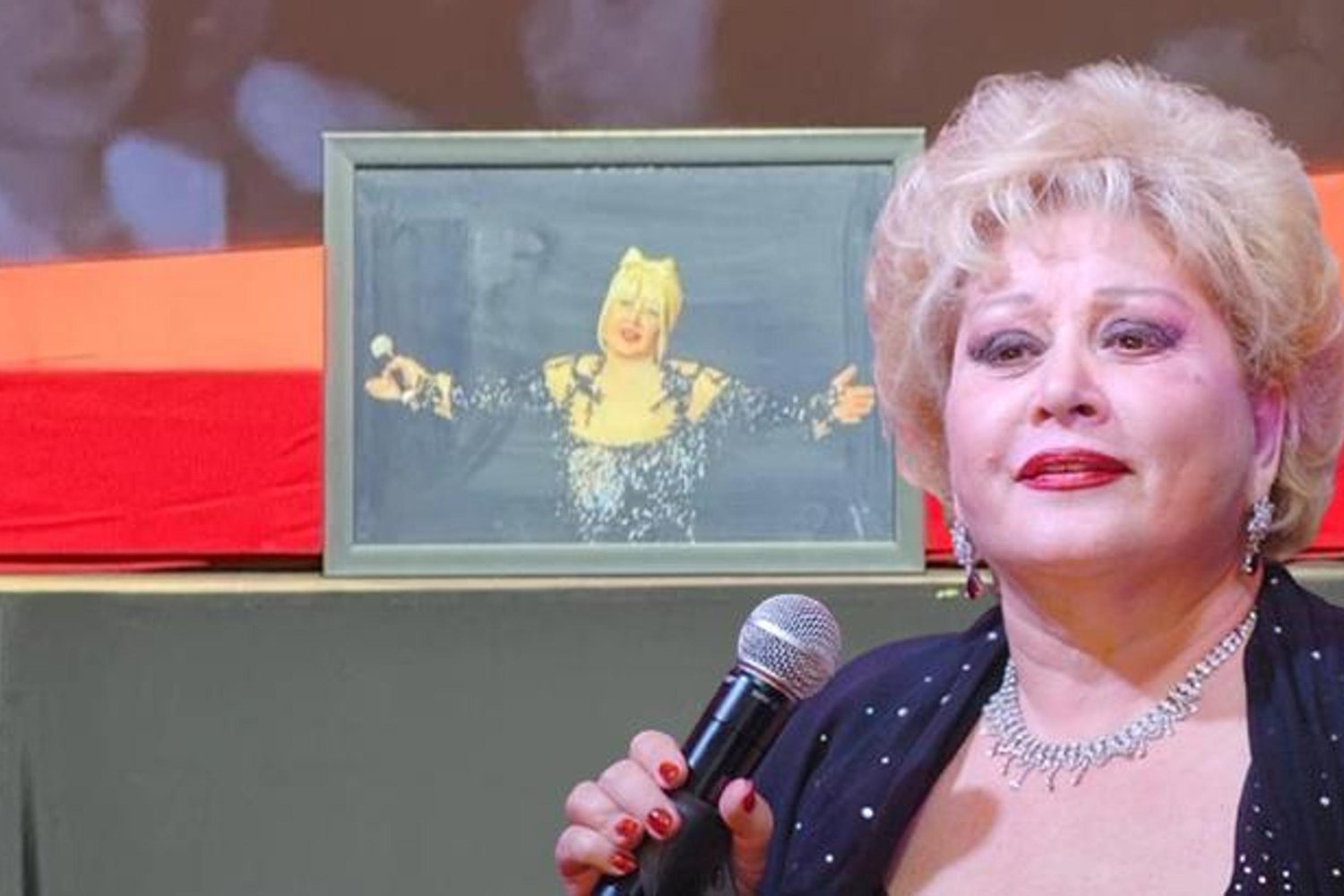 Ünlü Sanatçı Muazzez Abacı Son Yolculuğuna Uğurlandı