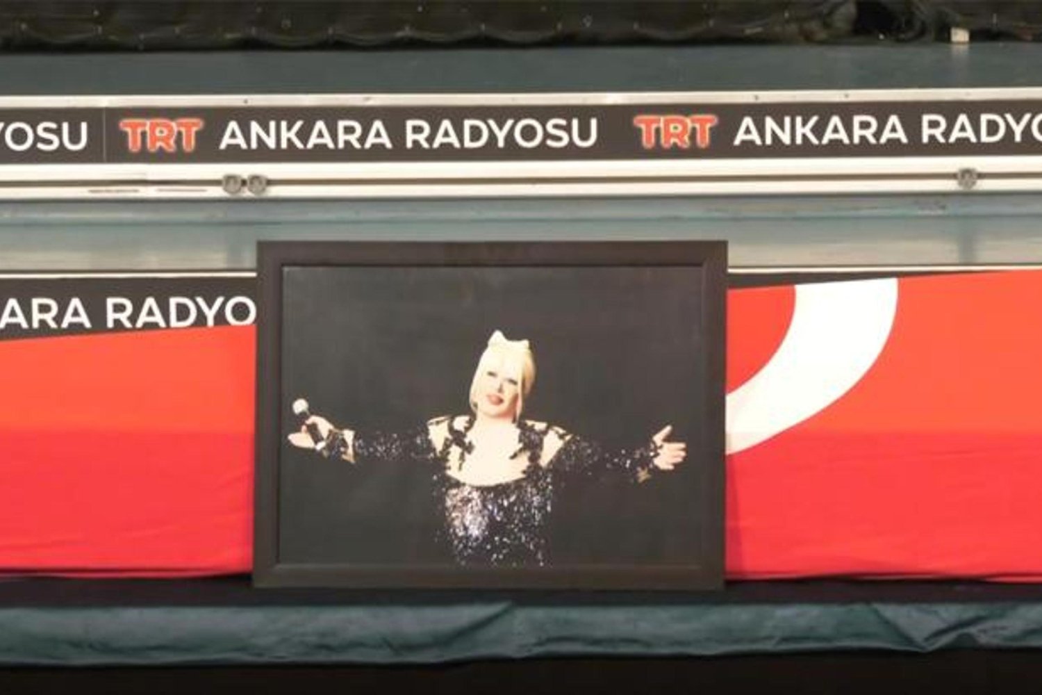 Muazzez Abacı'nın Hayatını Yansıtan Vefat Haberi: Ünlü Sanatçı ABD'de Vefat Etti