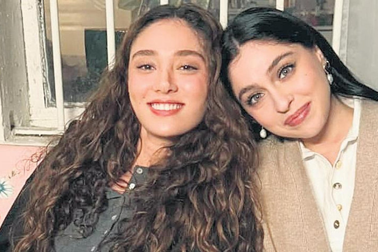 Güller ve Günahlar Dizisinde Kardeşlerin Zıt Karakterleri Sette Samimiyetle Buluştu