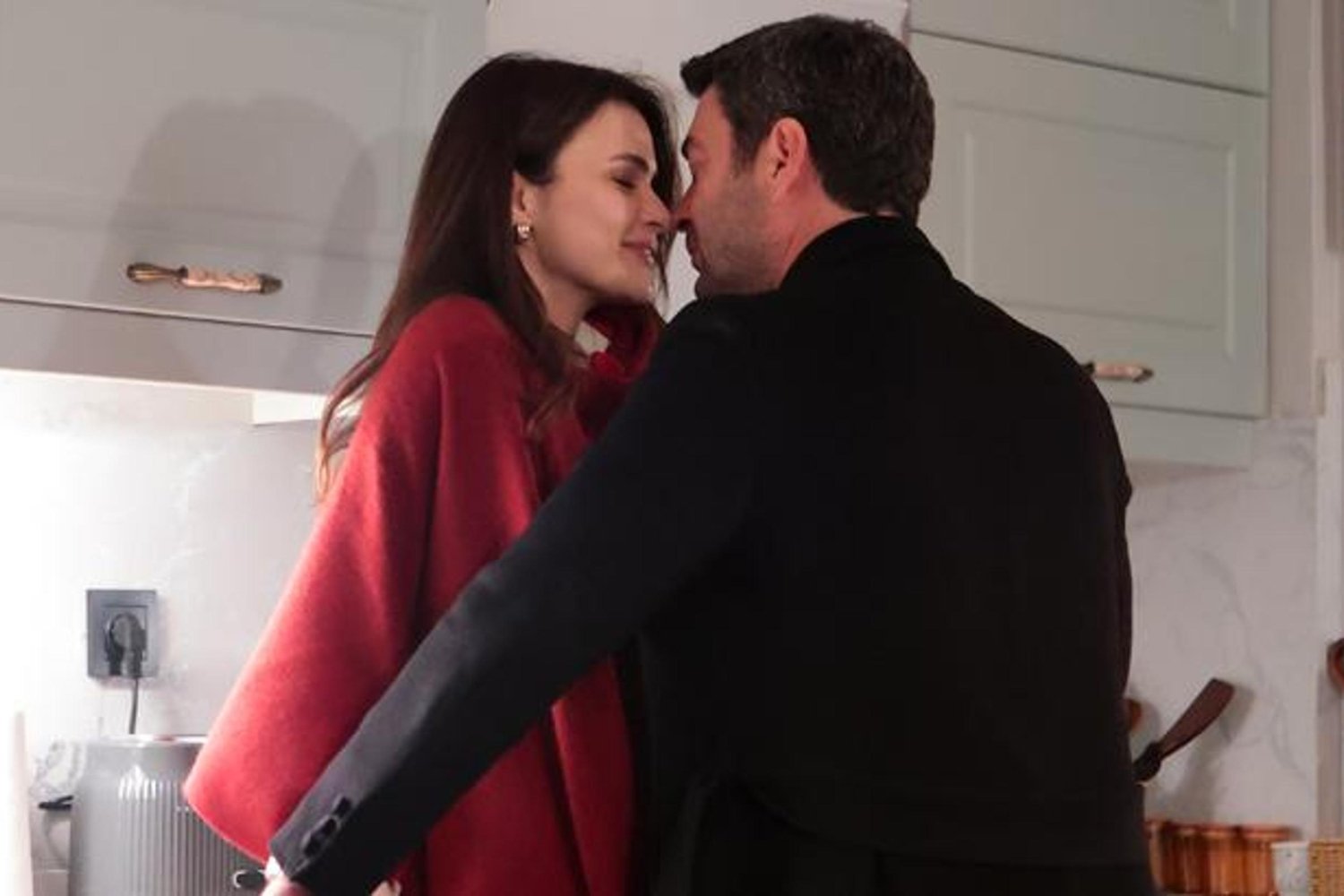 Uzak Şehir Dizisinde Aşk Rüzgarı Esti: Cihan ve Alya Yakınlaşması Gündemde!