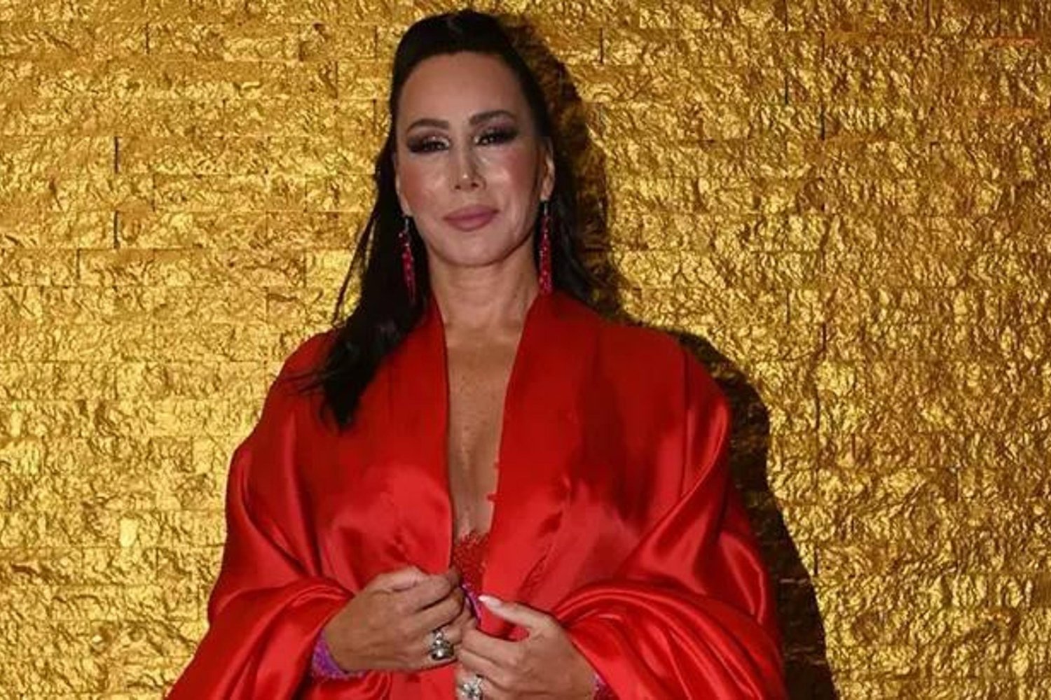 Asena Sahneleri Döndü: Boşanma ve İçten Anlatımlar