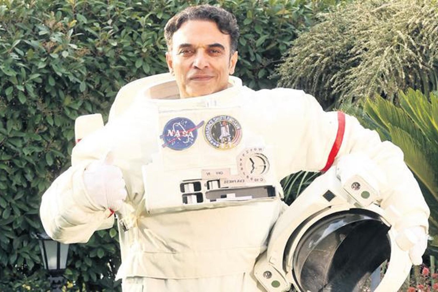 Filmde Uzaylılara İnanan Bilim İnsanı Feza Astronot Kıyafetiyle Kamerada
