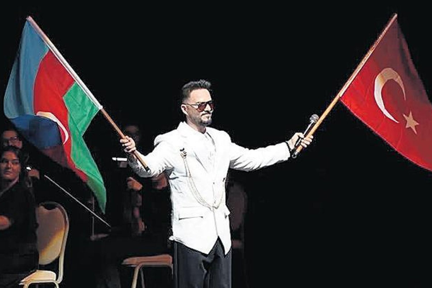 Başarılı Şarkıcı Üç Saatlik Senfoni Gösterisiyle Hayranlarını Büyüledi