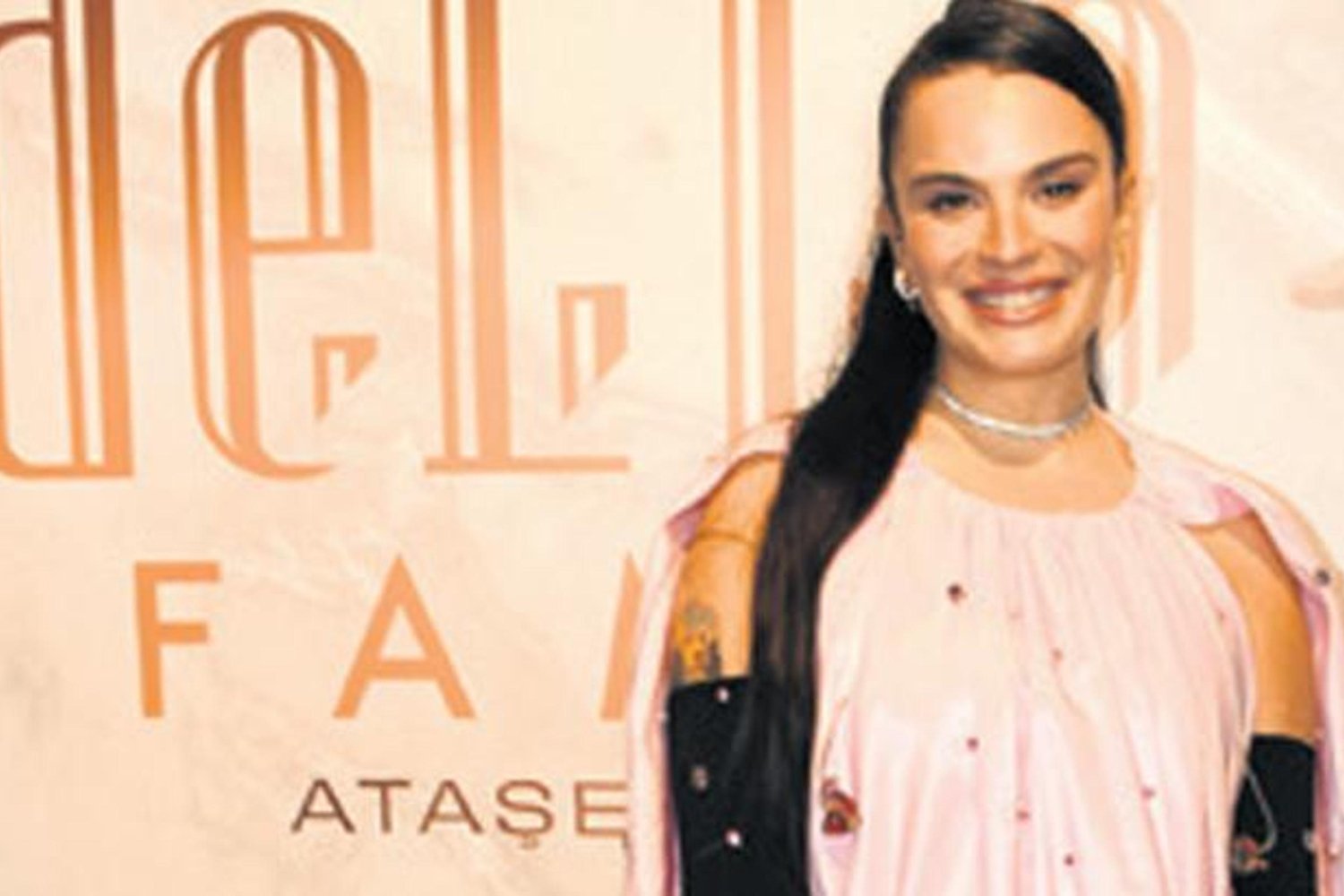 Moda Haberleri: Ünlü Oyuncudan Cesur ve Kendinden Esprili Elbise Yorumu