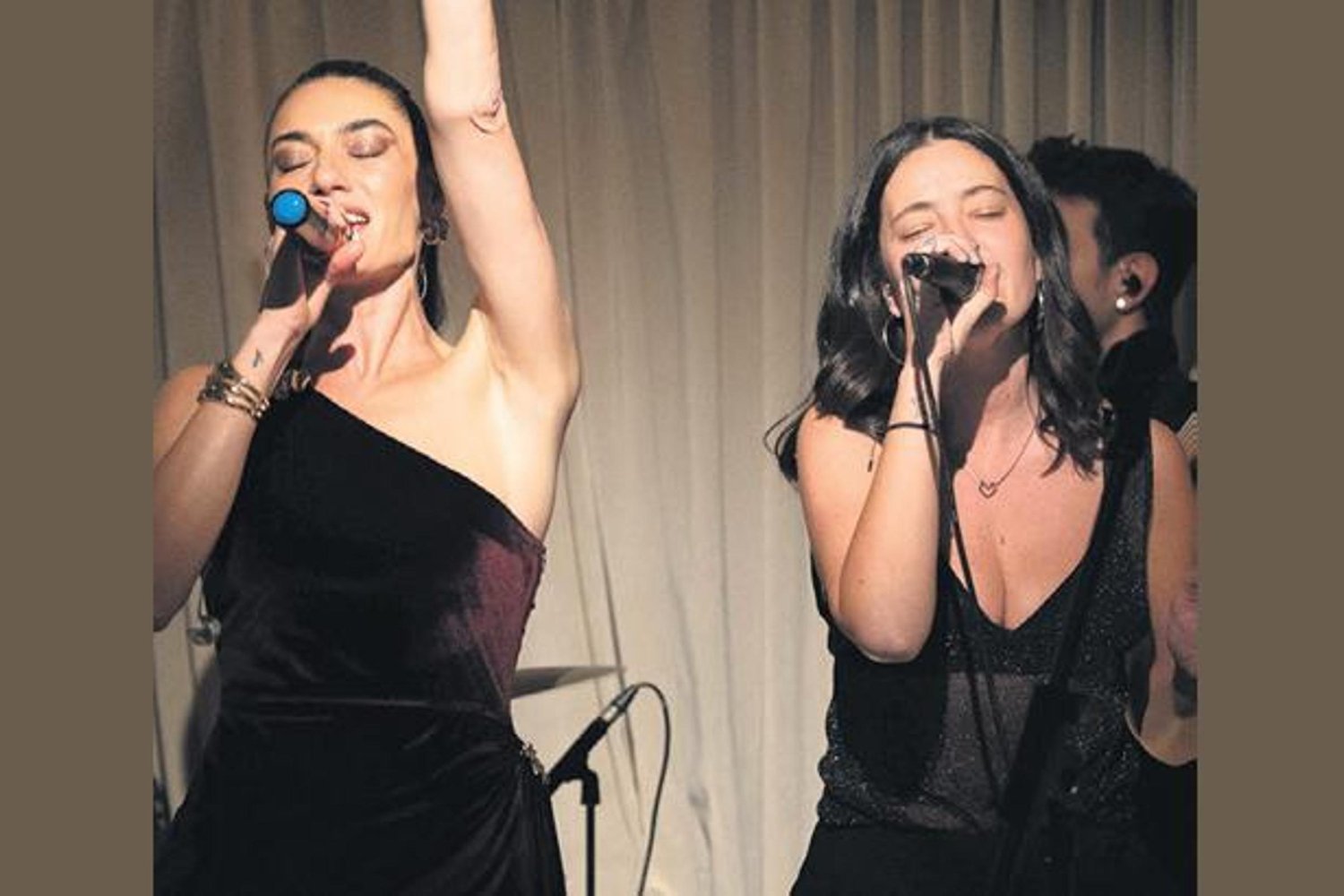 Ünlü Oyuncu 2.5 Saat Sahnede Kalıp Pelin Akil ile Muhteşem Duygusal Düet Yaptı