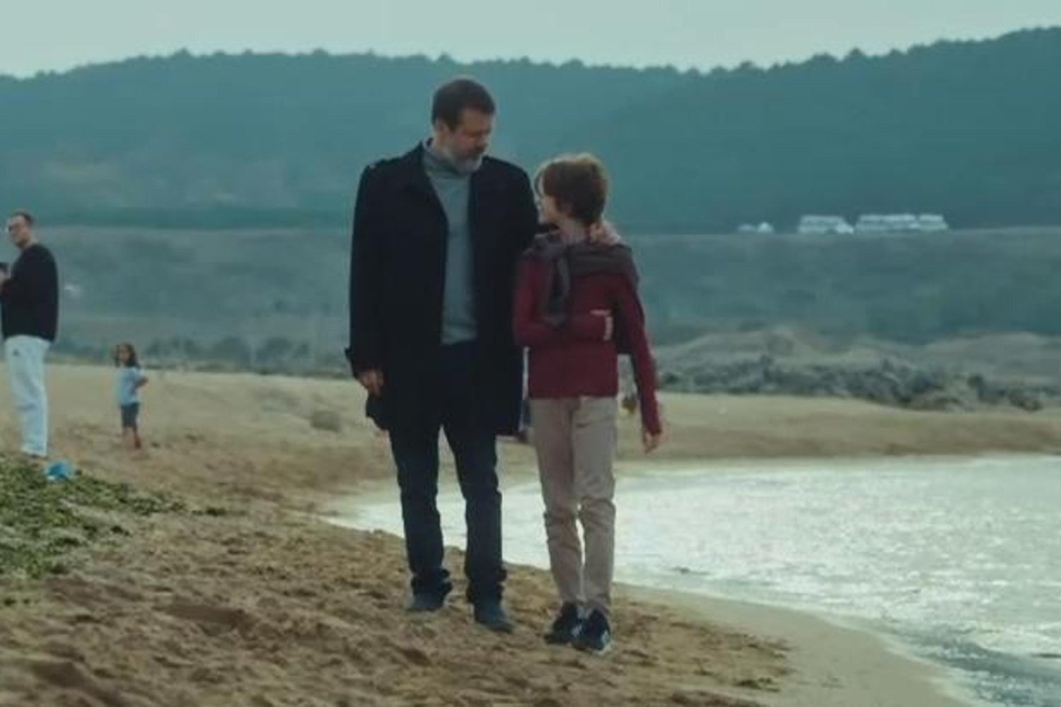 Arka Sokaklar’da Ali ve Efe’nin Sahilde Birlikte Keyifli Anları Şaşırtıyor