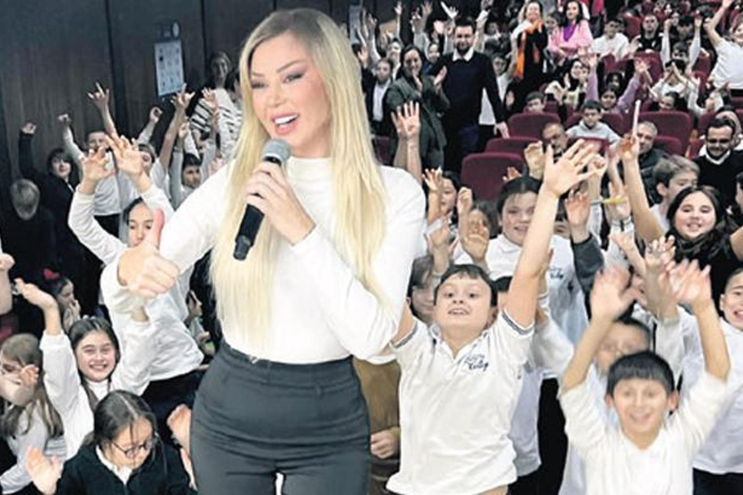 Müzik Sanatçısı Öğrencilerle Buluştu, Eğitimin ve Sanatın Gücünü Vurguladı