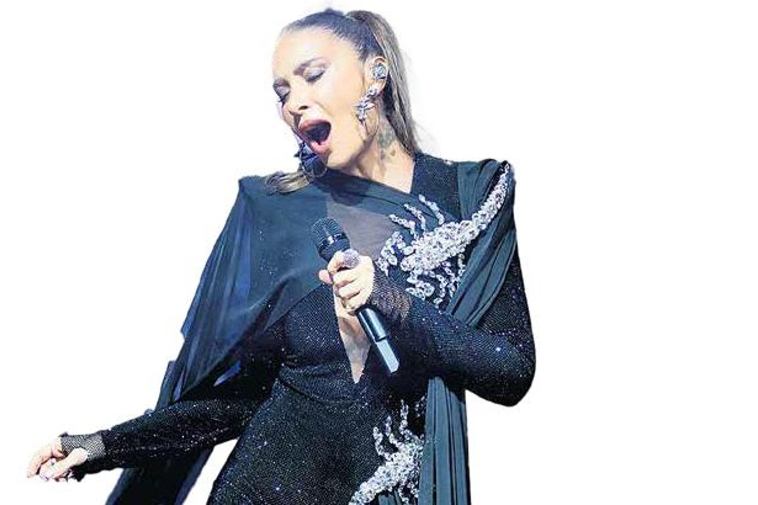 Müzik Dünyasında Unutulmaz Anlar: Sanatçı Atatürk Kültür Merkezi'nde Coşkulu Konser ve Evlilik Teklifiyle Gündemde