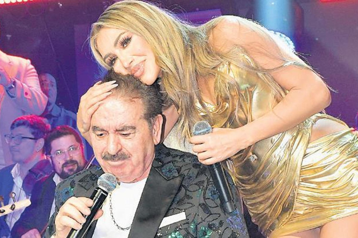 İstanbul'da Diab Konseri Şarkıcıyla 'Esmer Yarim' Damlaya Damlaya