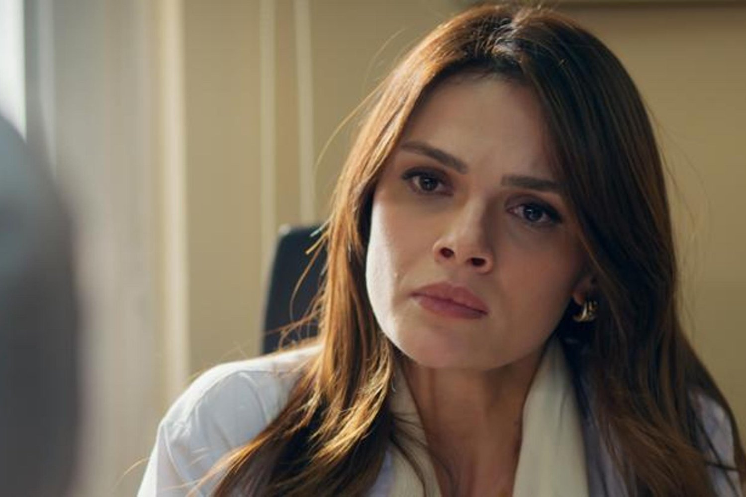 Uzak Şehir Yeni Tanıtımı Rekor Kırdı: Alya'nın İlan-ı Aşkı ve Restleşme Sahneleri