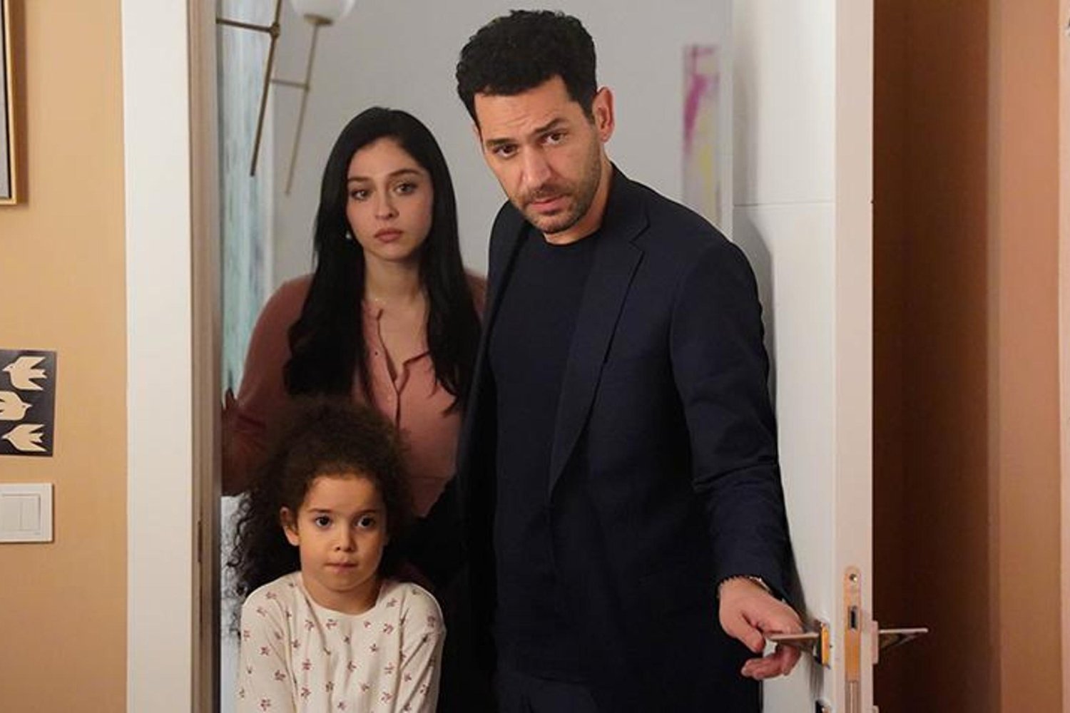 Güller ve Günahlar'da Çarpıcı Sahneler ve Sevilen Oyunculara Özel