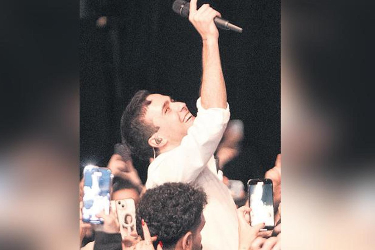 Demir'in yeni şarkısı 'Çırılçıplak' Zorlu PSM'de seslendirildi!