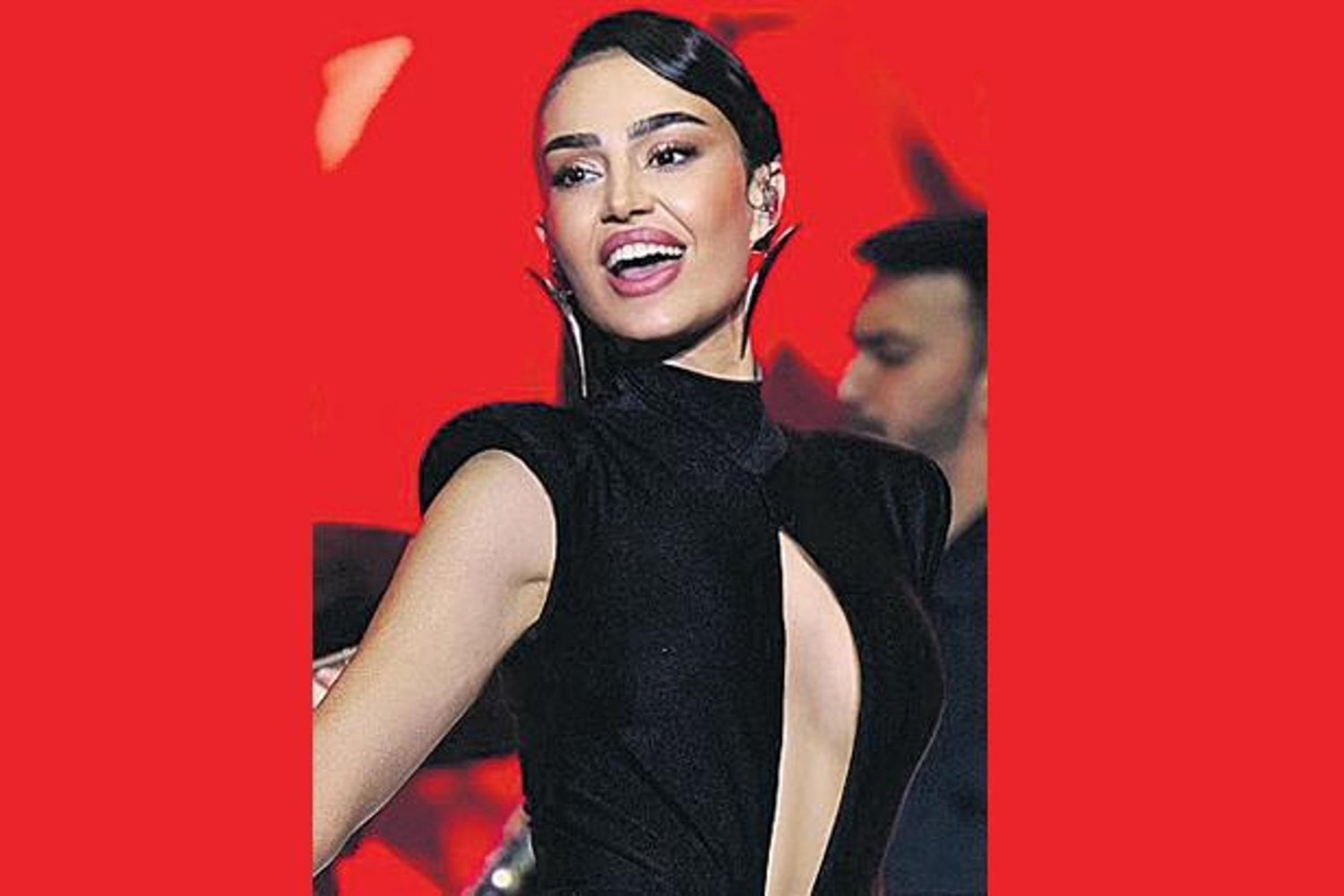 Doğan, Yılbaşı Balosunda Geniş Repertuvarıyla İlgi Odağı Oldu