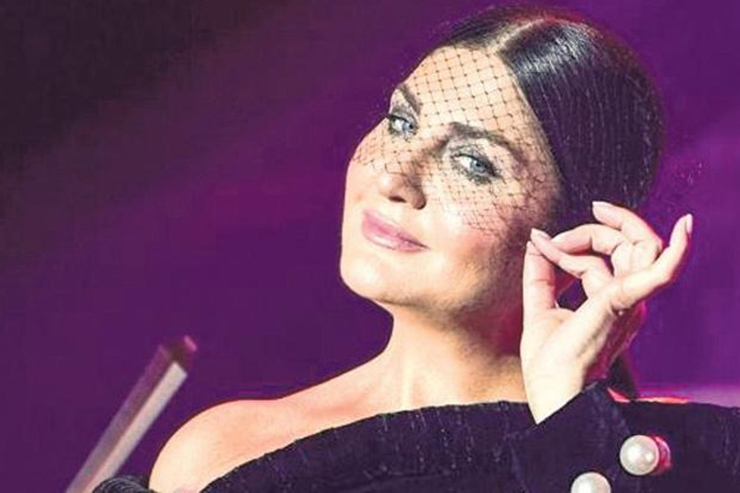 Dünyaca Ünlü Sanatçı Muhteşem Görünümü ve Sahne Performansıyla Büyüledi