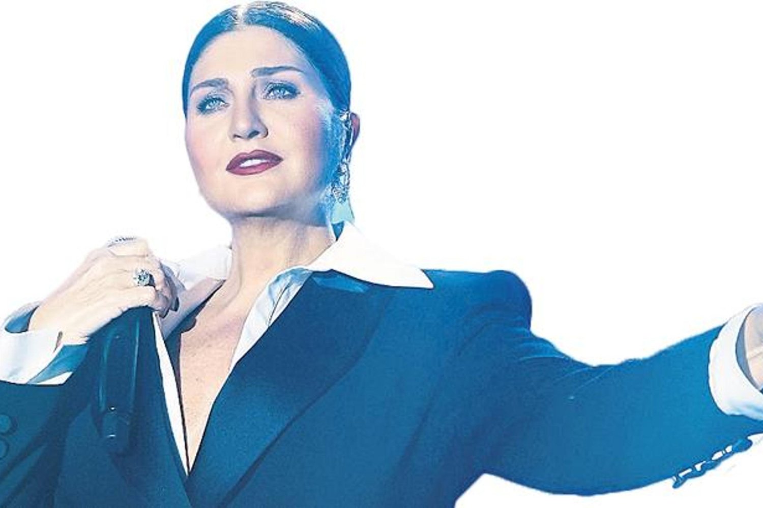 Yıldız Sanatçı Sade ve Modern Görünümle Konserleriyle Büyülüyor